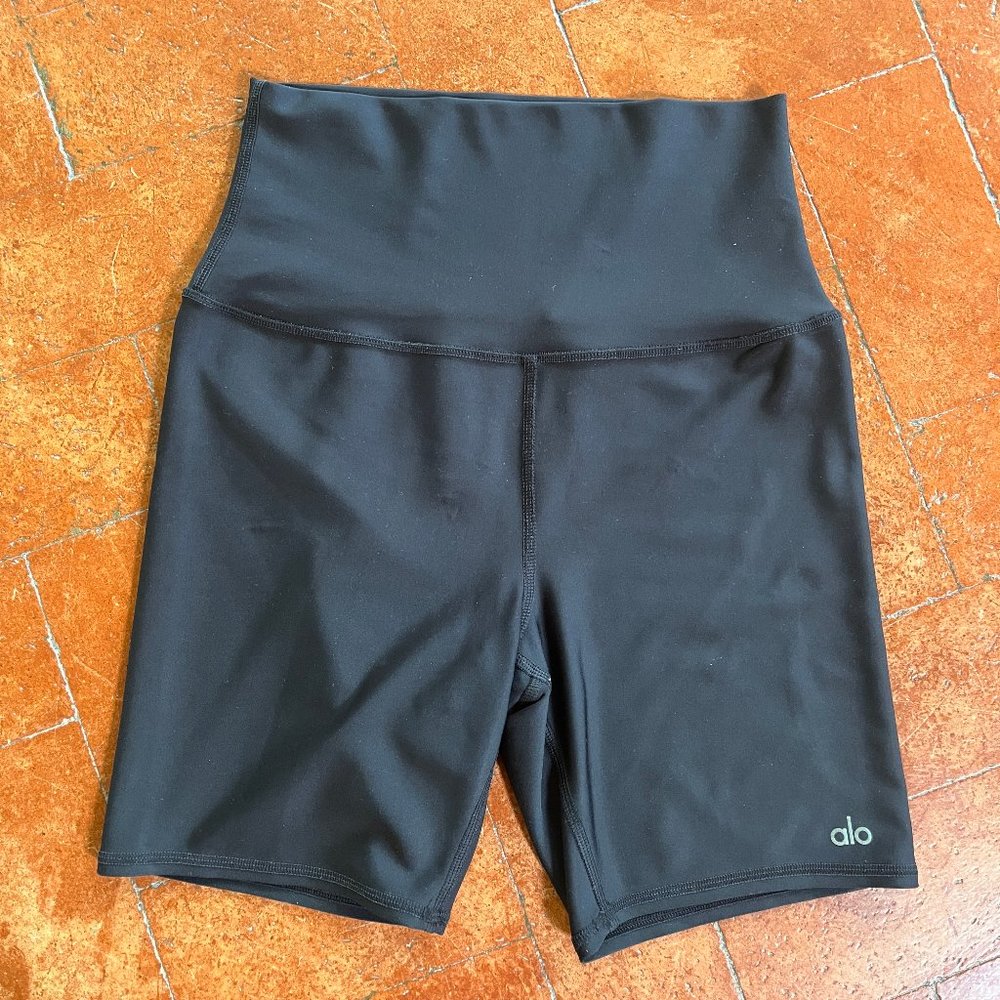 Alo Yoga 7" Inseam Extreme High-Waist Airlift Biker Short - Size M